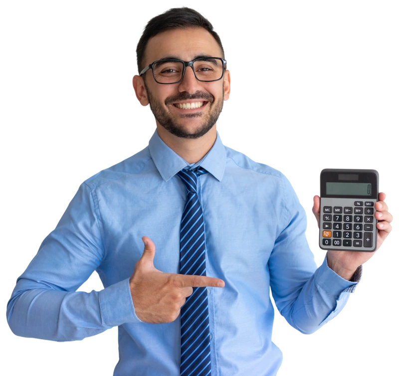 Contador sorrindo, apontando para a calculadora que segura na mão