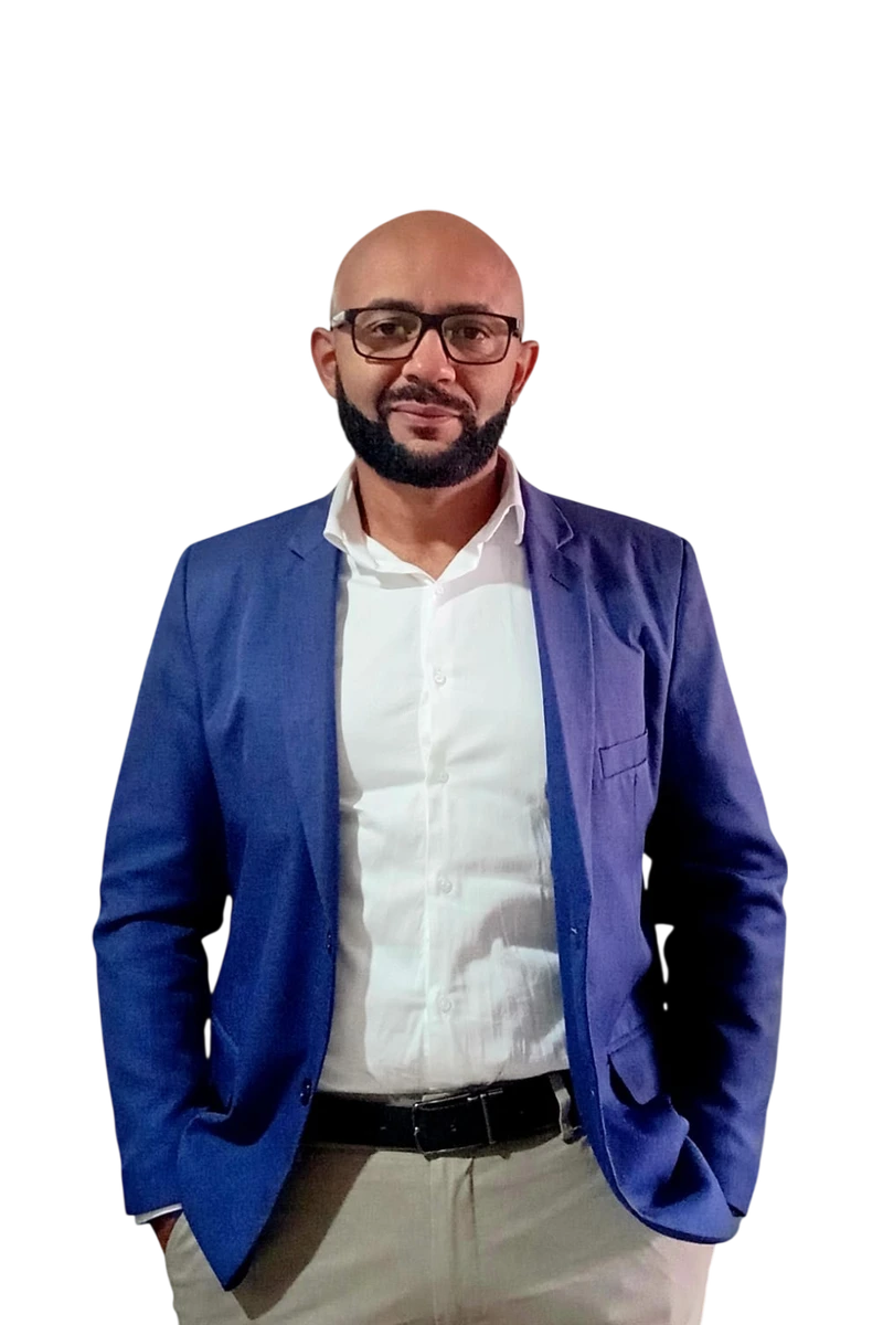 Nery Elpidio, contador responsável pela STAZON Contabilidade, sorrindo de terno azul